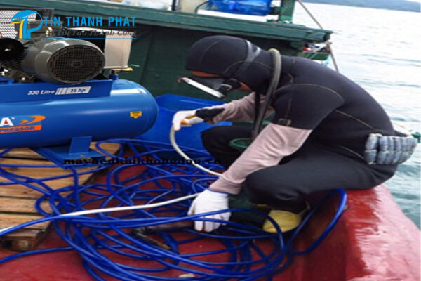 thợ lặn biển đang chuẩn bị máy nén khí